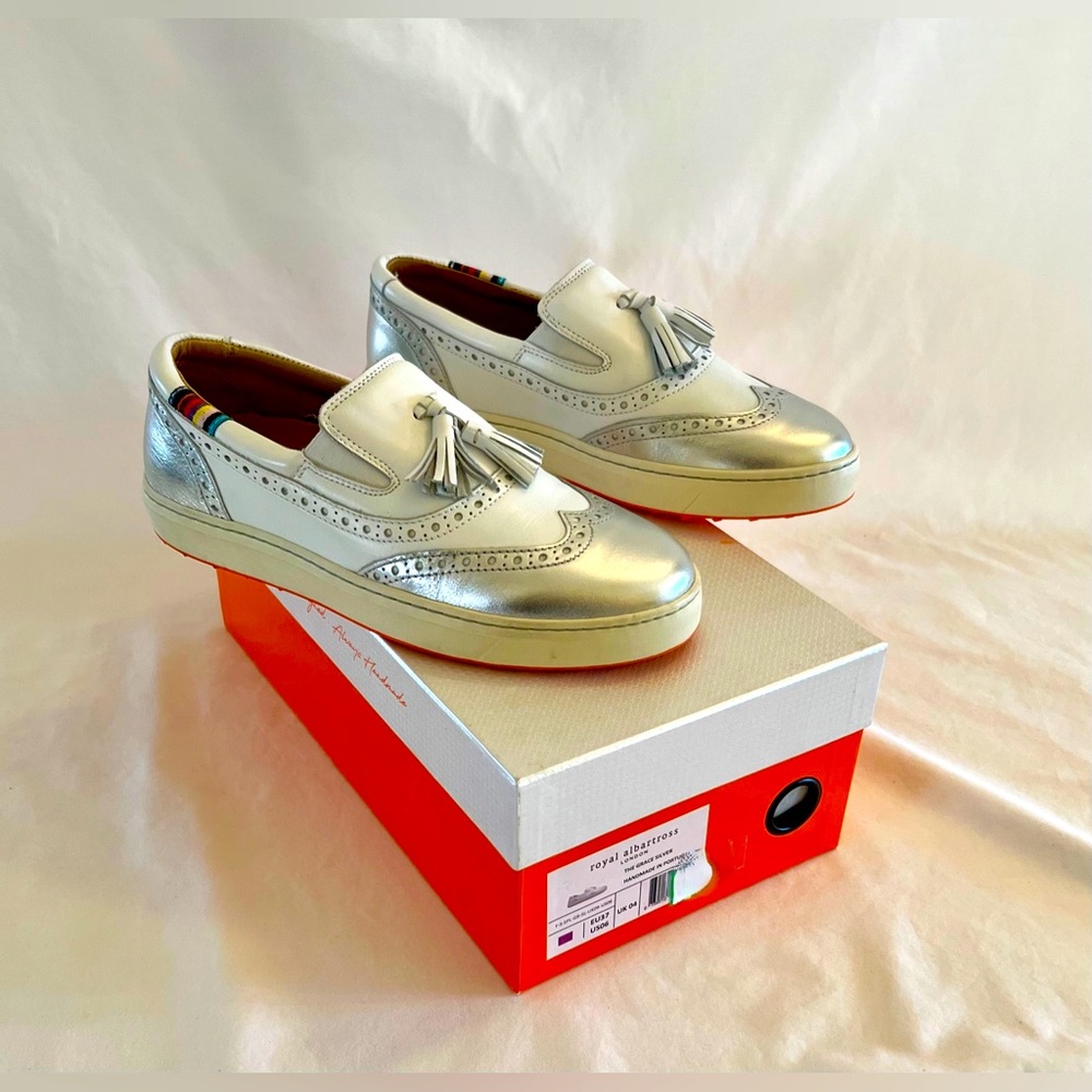 Royal Albartross GRACE WHITE/SILVER
WOMEN'S SPIKELESS GOLF SHOE Size 6